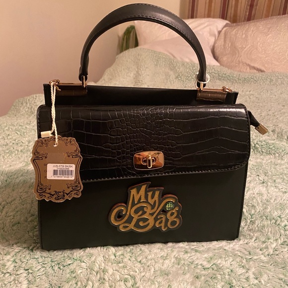 I am selling this beautiful black pocketbook - Picture 3 of 4